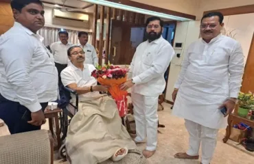 मुख्यमंत्री एकनाथ शिंदेंनी खासदार गजानन किर्तीकर यांची घेतली भेट, तब्येतीची केली विचारपूस