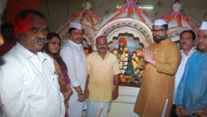 कट्टर राजकीय विरोधक असलेले ‘ते’ विठ्ठलाच्या पूजेसाठी जावळीत एकत्र