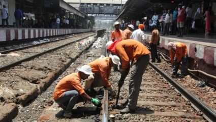 मुंबईकरांनो उद्या वेळा पत्रक बघूनच बाहेर पडा; रविवारी मध्य आणि हार्बर रेल्वे मार्गावर ‘या स्थानकांत’ मेगा ब्लॉक