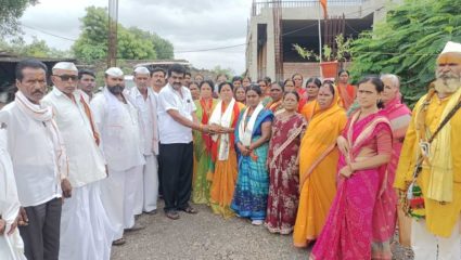 ‘पंकजा मुंडेंना मंत्रिपद द्यावे’; बीड ते मोहटादेवी महिलांनी काढली वारी
