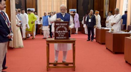सोनिया गांधी, शशी थरूर, दिग्विजय सिंह मतदानासाठी संसदेत दाखल