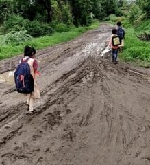 शाळेत जायला नाही पक्का रस्ता ;  लांडकवाडी व शिरापुर येथील मुलांची कसरत
