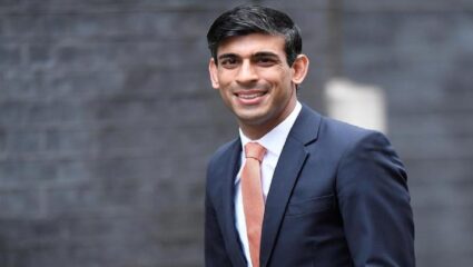 सीटबेल्ट न लावल्याने ब्रिटीश PMला 10 हजारांचा दंड, सुनक कारमध्ये व्हिडिओ बनवत होते