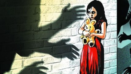 सात वर्षाच्या निष्पाप मुलीसोबत ५० वर्षीय नराधमाचे घृणास्पद कृत्य ! आरोपीला तात्काळ अटक