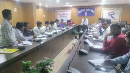जिल्हाधिकारी षण्मुगराजन एस. यांनी घेतला पोक्रा प्रकल्पाचा आढावा