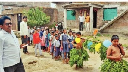 शिक्षकच देत आहेत अंधश्रद्धेचे धडे ! धोंडी मागण्यासाठी गावभर फिरविणाऱ्या शिक्षकावर कारवाईची मागणी