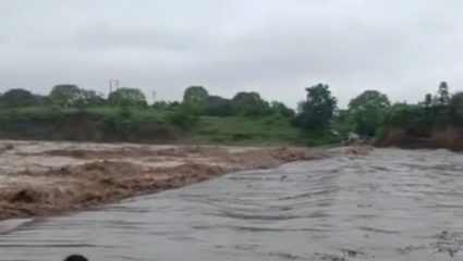 मॉर्निंग वॉकला गेला तो गेलाच ! सिपना नदीच्या पुलावरून वाहून जात युवकाचा मृत्यू