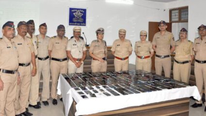 तब्बल २४ लाख रुपये किंमतीचे हरविलेले १९५ मोबाईल मुळ मालकांना परत, सायबर पोलिसांची उल्लेखनीय कामगिरी