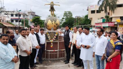आमदार रवी राणांच्या हस्ते लेक वाचवा – लेक शिकवा हा संदेश देणाऱ्या शिल्पाकृतीचे अनावरण