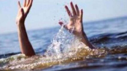 उजनीच्या पात्रात बोट उलटून मोठी दुर्घटना; पती-पत्नीसह मुलंही बुडाली