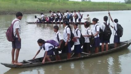चक्क शिक्षणासाठी विद्यार्थ्यांचा जीवघेण्या नावेतून धोकादायक प्रवास