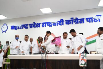 पद्मश्री लक्ष्मण माने यांचा राष्ट्रवादी काँग्रेसमध्ये प्रवेश, राष्ट्रवादीला गतवैभव आल्याशिवाय राहणार नाही – जयंत पाटील 