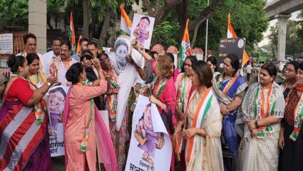 स्मृती इराणींच्या निषेधार्थ महिला काँग्रेसचे जोडे मारो आंदोलन