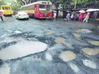 पावसाने मुंबईतील रस्ते वाहून गेल्याने “आय लव्ह खड्डा” आपची अनोखी मोहीम