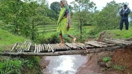 वाकाईवाडीत पुलावरून धोकादायक ग्रामस्थांचा प्रवास