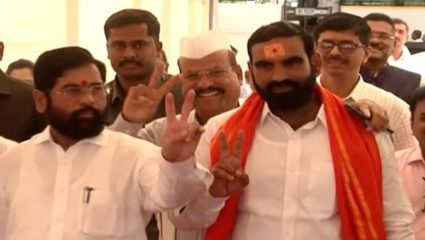 ढसाढसा रडणारे आमदार संतोष बांगर शिंदे गटात सामिल