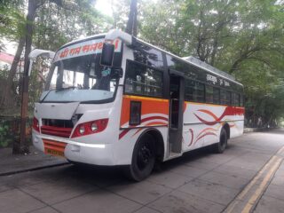 गणपतीला गावी जाणाऱ्या चाकरमान्याकडून खासगी ट्रव्हल्सची लूट, तर काही ठिकाणी मोफत बससेवा