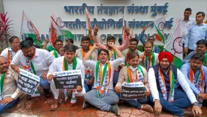 आयआयटीमध्ये आकारण्यात आलेल्या शुल्कवाढ विरोधात राष्ट्रवादी युवक कॉंग्रेसचे आंदोलन