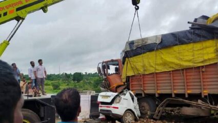 बीडमध्ये कार आणि टेम्पोत धडक, सहा जणांचा जागीच मृत्यू