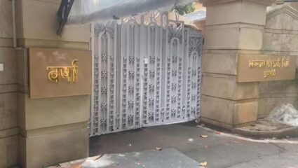 लवकरच नव्या घरात करणार गृहप्रवेश; वर्षा बंगल्याला लागली मुख्यमंत्री एकनाथ शिंदे यांच्या नावाची पाटी