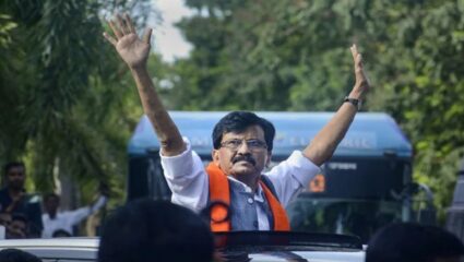 मेळावा मंचावर संजय राऊत यांच्यासाठी खुर्ची राखीव, सेना पाठिशी असल्याचा संदेश