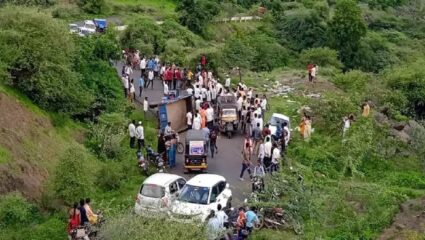 विद्यार्थ्यांना घेऊन जाणारी ट्रॅक्टर ट्रॉली उलटली; एकाचा मृत्यू, ३० ते ३५ जखमी