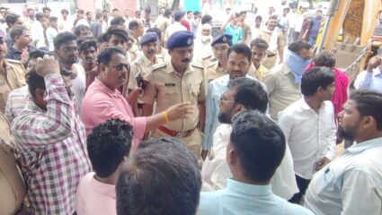 सौदागरपुरा येथे सौम्य लाठीचार्ज, मनपाची अतिक्रमण कारवाई रोखण्याचा प्रयत्न