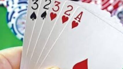 जुगार अड्ड्यावर धाड टाकणाऱ्या पोलिसांवरच गावकऱ्यांनी केला लाठ्याकाठ्यांनी हल्ला, पोलीस कर्मचारी जखमी