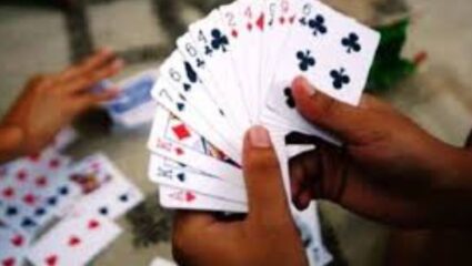 जुगार अड्ड्यावर पोलिसांच्या छाप्यात तीन लाखांचा मुद्देमाल जप्त