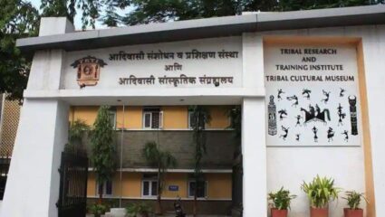 तब्बल ८५ कोटी ९ लक्ष रुपयांचा प्रस्ताव धुळखात, आदिवासी संशोधक विद्यार्थी आहेत अभिछात्रवृत्ती पासून वंचित