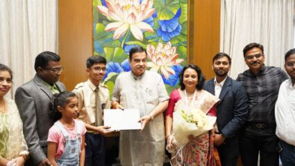 जागतिक कोडिंग स्पर्धेत जिंकलेल्या वेदांत देवकातेचा केंद्रीय मंत्री नितीन गडकरी यांच्‍या हस्‍ते सत्‍कार