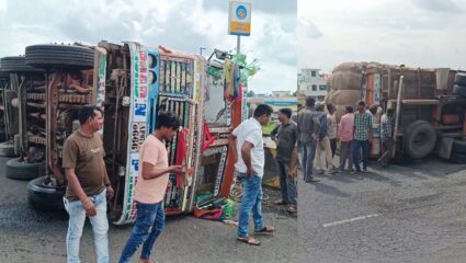 खड्डे चुकविण्याच्या नादात उलटला मिरचीचा ट्रक, वडकी उड्डाणपुलावरील घटना
