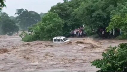 सालबर्डी येथील माळू नदीच्या पुरात चारचाकी वाहनासह दोन दुचाकी गेल्या वाहून 
