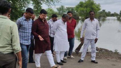 मारेगाव तालुक्यातील पूरपरिस्थितीची पाहणी, भीषण संकटात खासदार बाळू धानोरकर यांनी दिला दिलासा