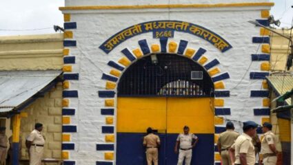 पोलिसांच्या हाताला झटका देऊन आरोपीचे पलायन, जिल्हा मध्यवर्ती कारागृहाजवळील घटना