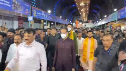 शिवसेना पक्षप्रमुख उद्धव ठाकरे यांनी घेतले सहकुटुंब लालबागच्या राजाचे दर्शन