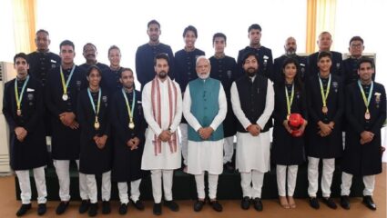 भारतीय बॉक्सर्सनी पंतप्रधान मोदींना दिली “ही” खास भेट