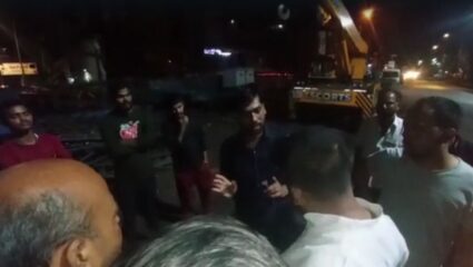 VIDEO : मेट्रो कर्मचाऱ्यांची दादागिरी सुरूच; तरुणावर क्रेन चढवण्याचा प्रयत्न; युवक काँग्रेसची गुन्हा दाखल करण्याची मागणी