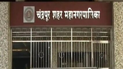 मनपा आयुक्तांच्या कक्षात इसमाचा स्वतःवर चाकूहल्ला
