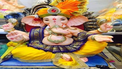 बाजारात गणेशमूर्तीना रंगीत वस्त्राची अधिक मागणी