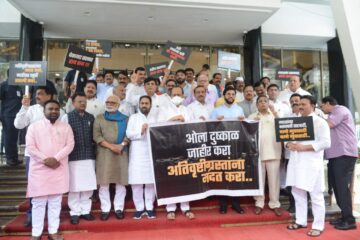 ओला दुष्काळ जाहीर करा, विरोधकांची विधानभवनाच्या पायर्‍यांवर आंदोलन करत मागणी
