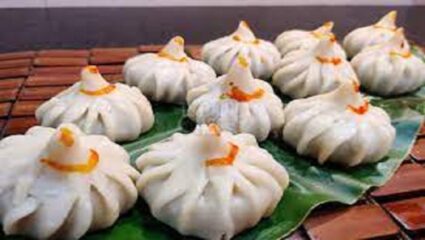 बाप्पाच्या नैवेद्यासाठी बाजारात ‘फ्रोझन’ मोदकाला अधिक मागणी