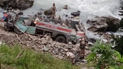 जवानांच्या बसला पहलगाममध्ये भीषण अपघात; ६ जवान शहीद