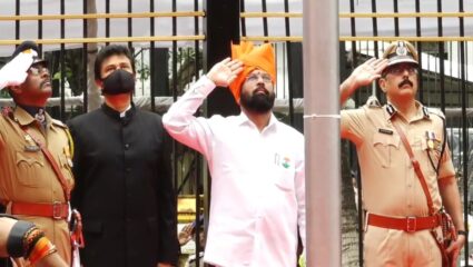 मुख्यमंत्री एकनाथ शिंदेंनी मंत्रालयात केलं ध्वजारोहण, जनतेला स्वातंत्र्यदिनाच्या दिल्या शुभेच्छा!