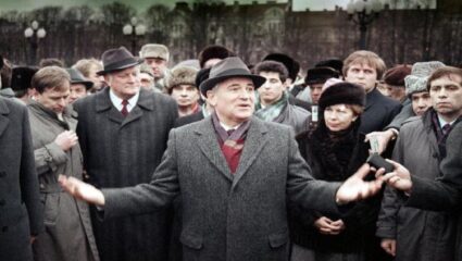 मिखाईल गोर्बाचेव्हच्या दोन चुकांमुळे सोव्हिएत युनियनचे १५ तुकडे झाले आणि संपले शीतयुद्ध