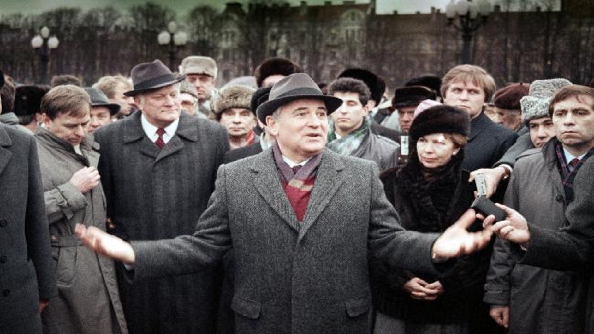 मिखाईल गोर्बाचेव्हच्या दोन चुकांमुळे सोव्हिएत युनियनचे १५ तुकडे झाले आणि संपले शीतयुद्ध