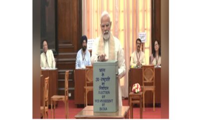 उपराष्ट्रपती पदासाठी निवडणुकीला सुरुवात, पंतप्रधान नरेंद्र मोदींनी केलं मतदान