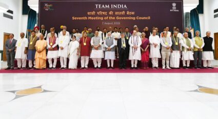 …मग महाराष्ट्राचे मुख्यमंत्री मागच्या रांगेत का?, विरोधकांचा प्रश्न