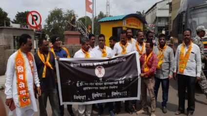 साताऱ्यात पोवई नाक्यावर शिवसेनेची निदर्शने; राऊतांवरील कारवाई अन् राज्यपालांच्या वक्तव्याचा केला निषेध