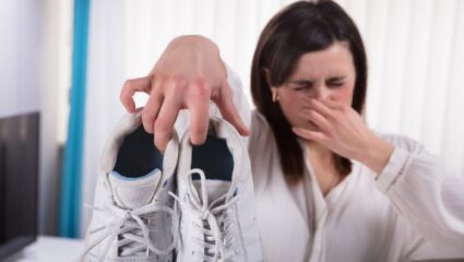 पावसाळ्यात बुटांचा घाण वास येतो? यासाठी ‘हे’ उपाय करा…